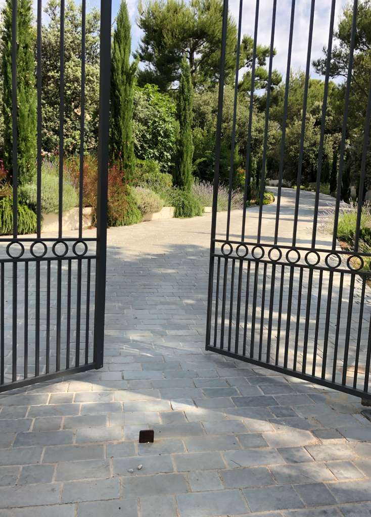 Agence M Com Marseille Sud Amenagement Paysage Aubagne Amenagement Exterieur portail noir pavage massif paysager